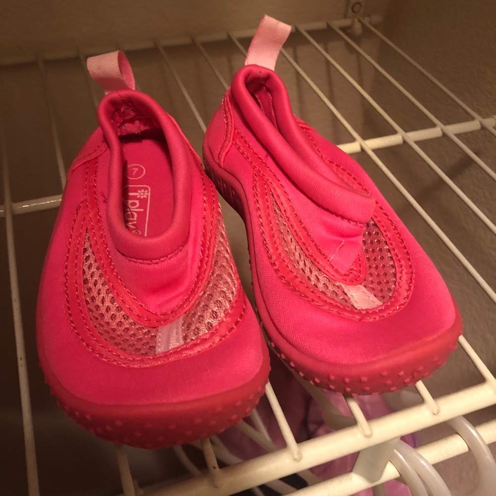 Toddler Girls size 7 water shoe